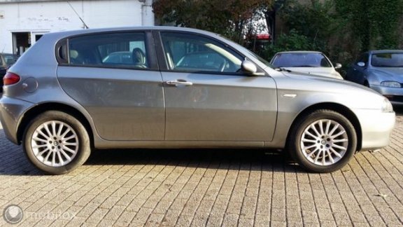 Alfa Romeo 147 - - 1.6 T.SPARK GRIGIO STROMBOLI MET APK - 1