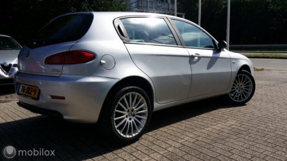 Alfa Romeo 147 - - 1.9 JTD ALLE OPTIES/ TOP AUTO - 1