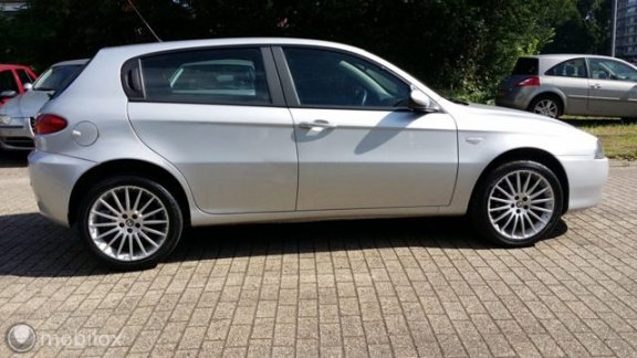 Alfa Romeo 147 - - 1.9 JTD ALLE OPTIES/ TOP AUTO - 1