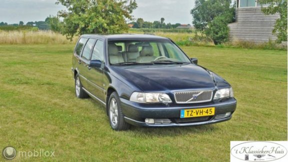 Volvo V70 - 2.5 Comfort Luxury Exclusive - 1