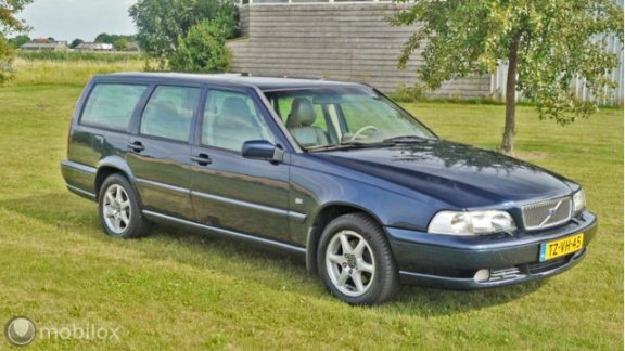 Volvo V70 - 2.5 Comfort Luxury Exclusive - 1