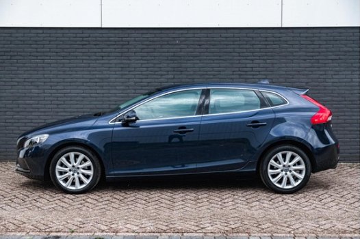 Volvo V40 - T4 Momentum 190PK | Parkeersensoren achter | Navigatie | Dealer onderhouden - 1