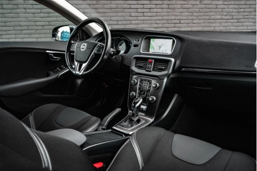Volvo V40 - T4 Momentum 190PK | Parkeersensoren achter | Navigatie | Dealer onderhouden - 1