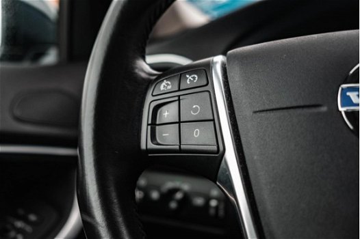 Volvo V40 - T4 Momentum 190PK | Parkeersensoren achter | Navigatie | Dealer onderhouden - 1