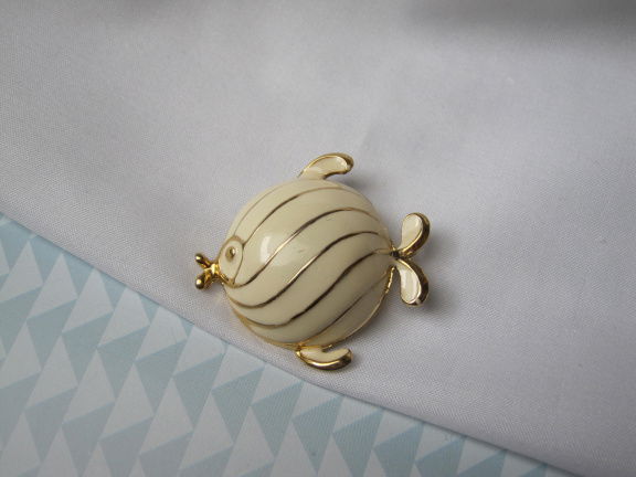 Broche Monet goudkleurig off white emaille vis 4.0x3.8 cm. - nr. 1
