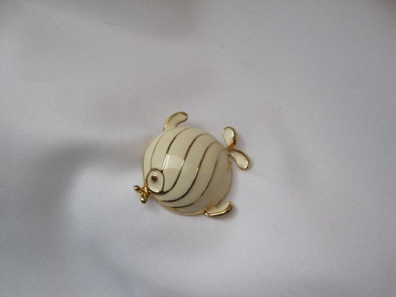 Broche Monet goudkleurig off white emaille vis 4.0x3.8 cm. - Afbeelding 2