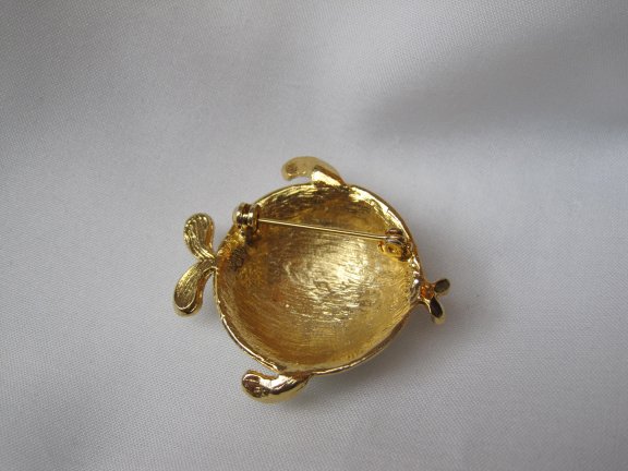 Broche Monet goudkleurig off white emaille vis 4.0x3.8 cm. - Afbeelding 3