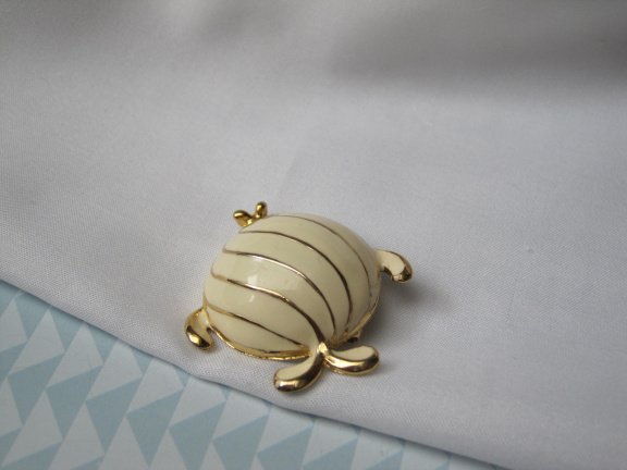 Broche Monet goudkleurig off white emaille vis 4.0x3.8 cm. - Afbeelding 4