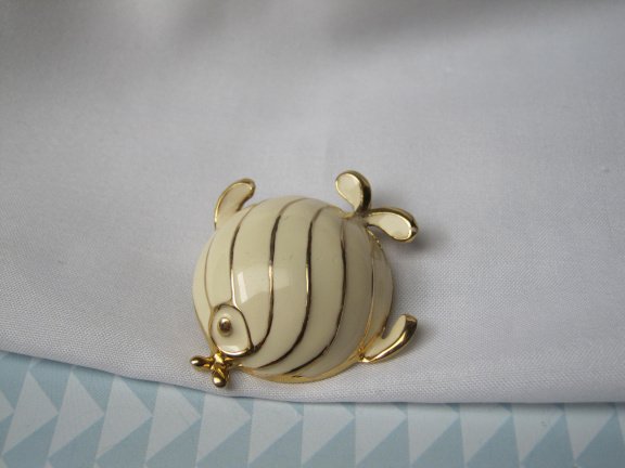 Broche Monet goudkleurig off white emaille vis 4.0x3.8 cm. - Afbeelding 5