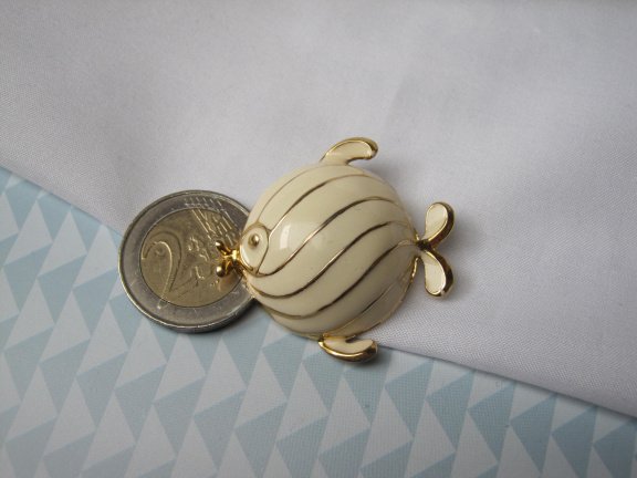 Broche Monet goudkleurig off white emaille vis 4.0x3.8 cm. - Afbeelding 6
