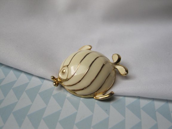 Broche Monet goudkleurig off white emaille vis 4.0x3.8 cm. - Afbeelding 7
