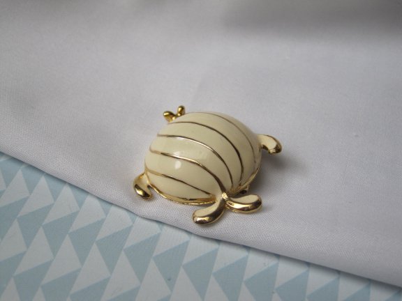 Broche Monet goudkleurig off white emaille vis 4.0x3.8 cm. - Afbeelding 8