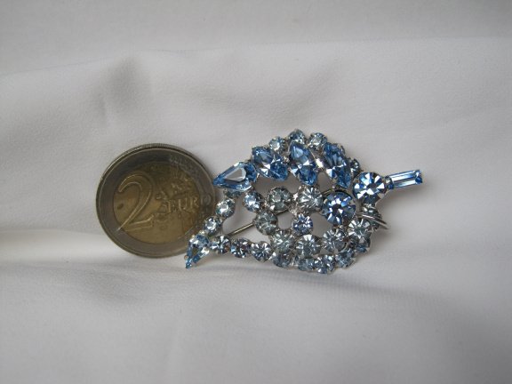 Broche zilverkleurig bloemtakje met twee tinten blauwe kristal rijnsteentjes 5.2x3.0 cm. - Afbeelding 2