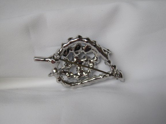 Broche zilverkleurig bloemtakje met twee tinten blauwe kristal rijnsteentjes 5.2x3.0 cm. - Afbeelding 3