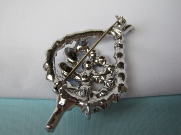 Broche zilverkleurig bloemtakje met twee tinten blauwe kristal rijnsteentjes 5.2x3.0 cm. - Afbeelding 4
