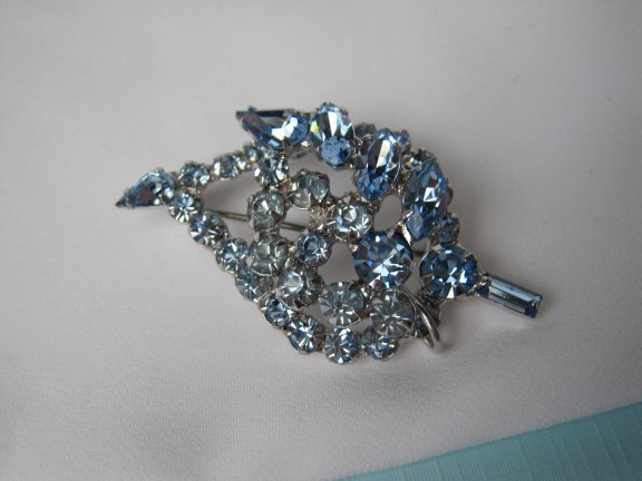 Broche zilverkleurig bloemtakje met twee tinten blauwe kristal rijnsteentjes 5.2x3.0 cm. - Afbeelding 5