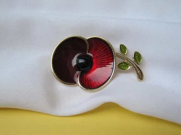 Broche goudkleurig met rood en groen emaille maanzaad bloem 4.4x2.6 cm - nr. 1