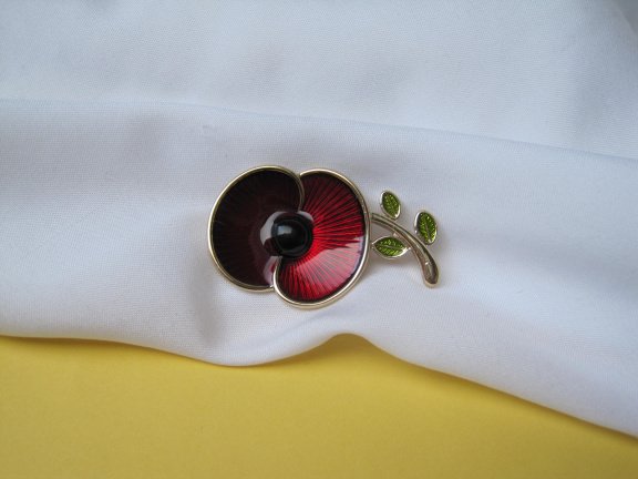 Broche goudkleurig met rood en groen emaille maanzaad bloem 4.4x2.6 cm - Afbeelding 2