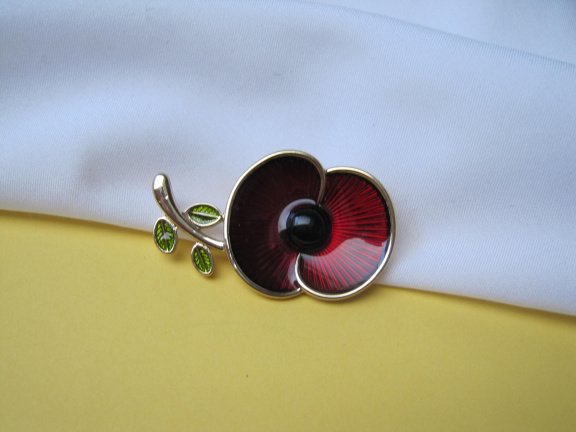 Broche goudkleurig met rood en groen emaille maanzaad bloem 4.4x2.6 cm - Afbeelding 4