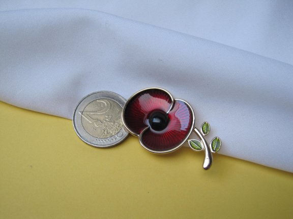 Broche goudkleurig met rood en groen emaille maanzaad bloem 4.4x2.6 cm - Afbeelding 6