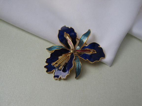 Broche goudkleurige en emaille orchidee bloem 5.4x4.8 cm - nr. 1