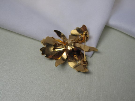 Broche goudkleurige en emaille orchidee bloem 5.4x4.8 cm - Afbeelding 4