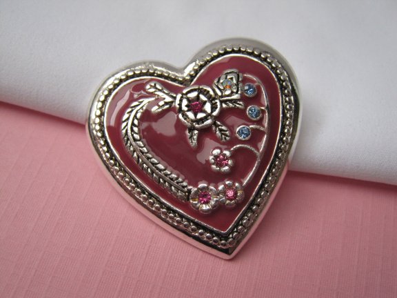 Broche zilverkleurig hart model met roze emaille en kristal rijnsteentjes 3.7x3.7 cm. - Afbeelding 2