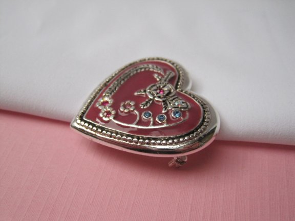 Broche zilverkleurig hart model met roze emaille en kristal rijnsteentjes 3.7x3.7 cm. - Afbeelding 4