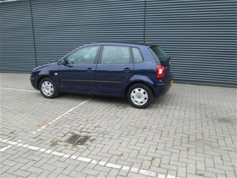 Volkswagen Polo - 1.2-12V 5 deurs airco met boekjes ingevuld lichte schade linker voor portier - 1