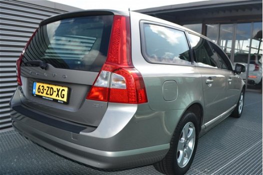 Volvo V70 - 2.5T 147KW AUT Momentum / Xenon / BLIS / Leder / Park assist - 1