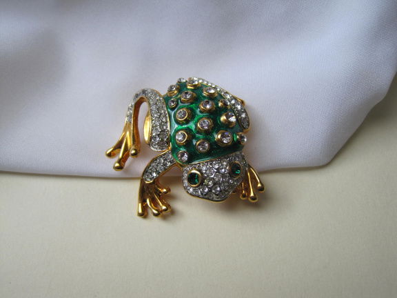 Broche goudkleurig en groen emaille kikker met kristal rijnsteentjes 4.5x4.1 cm. - nr. 1