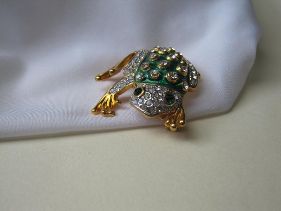 Broche goudkleurig en groen emaille kikker met kristal rijnsteentjes 4.5x4.1 cm. - Afbeelding 2