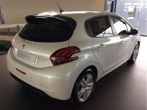 Peugeot 208 - 1.2 PureTech Signature 82 - 1