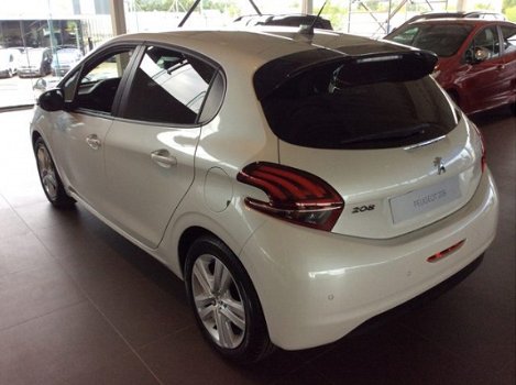 Peugeot 208 - 1.2 PureTech Signature 82 - 1