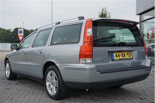 Volvo V70 - 2.4 140pk Edition Roofrails/Electr.stoel - 1