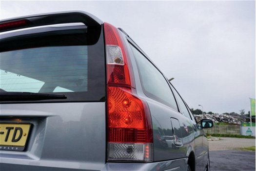 Volvo V70 - 2.4 140pk Edition Roofrails/Electr.stoel - 1