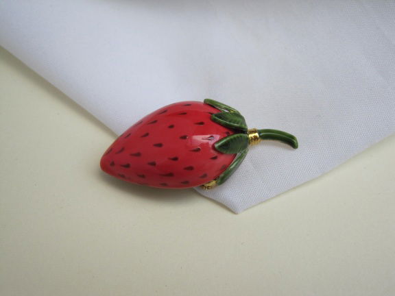 Broche by Robert goudkleurig en emaille aardbei 4.4x2.1 cm - nr. 1