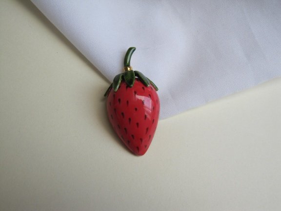 Broche by Robert goudkleurig en emaille aardbei 4.4x2.1 cm - Afbeelding 2
