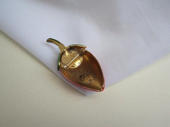 Broche by Robert goudkleurig en emaille aardbei 4.4x2.1 cm - Afbeelding 3