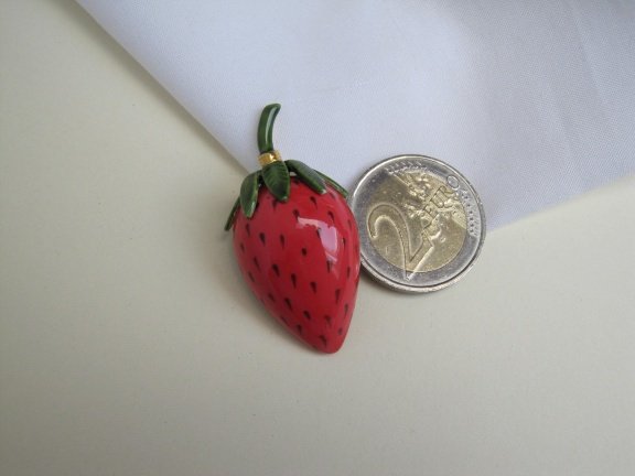 Broche by Robert goudkleurig en emaille aardbei 4.4x2.1 cm - Afbeelding 4