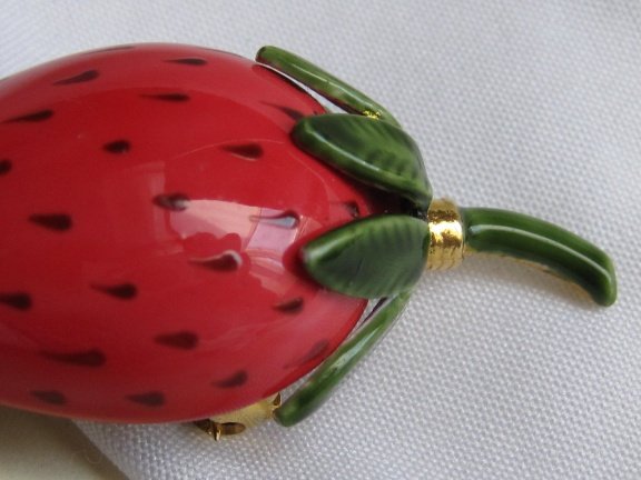Broche by Robert goudkleurig en emaille aardbei 4.4x2.1 cm - Afbeelding 6