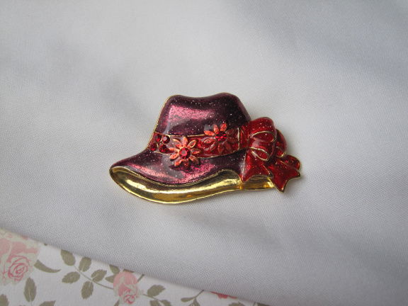 Broche goudkleurige met aubergine kleurige emaille hoed 5.0x2.8 cm - nr. 1