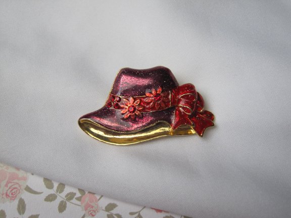 Broche goudkleurige met aubergine kleurige emaille hoed 5.0x2.8 cm - Afbeelding 2