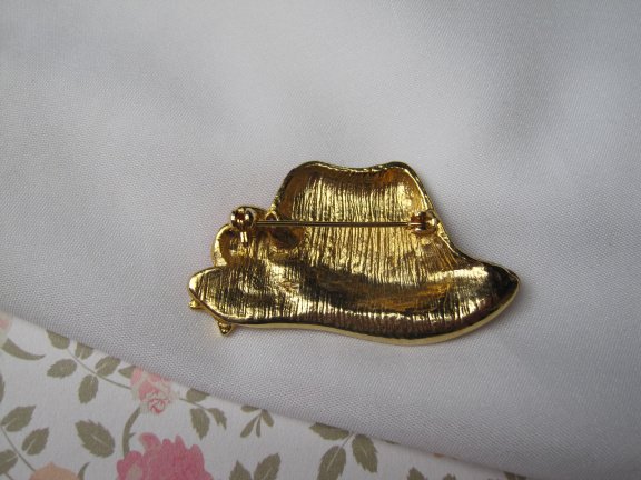 Broche goudkleurige met aubergine kleurige emaille hoed 5.0x2.8 cm - Afbeelding 4