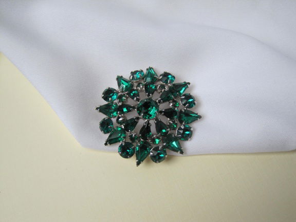 Broche zilverkleurig met smaragd groene kristal rijnstenen 4.0 cm - nr. 1