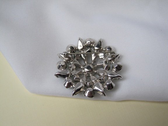 Broche zilverkleurig met smaragd groene kristal rijnstenen 4.0 cm - Afbeelding 2