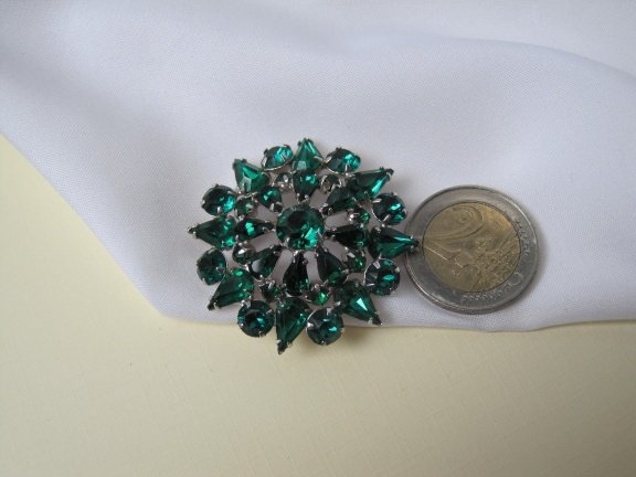 Broche zilverkleurig met smaragd groene kristal rijnstenen 4.0 cm - Afbeelding 3