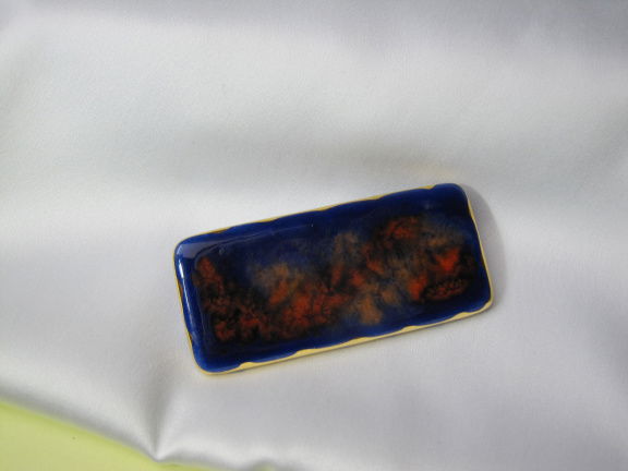 Broche porselein blauw paars oranje tinten met verguld randje 5.9x2.7 cm. - nr. 1