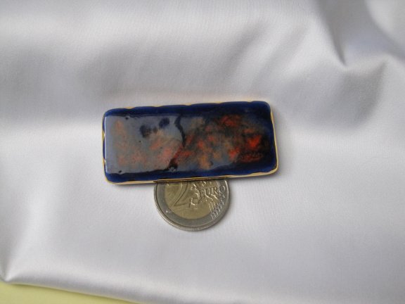 Broche porselein blauw paars oranje tinten met verguld randje 5.9x2.7 cm. - Afbeelding 2