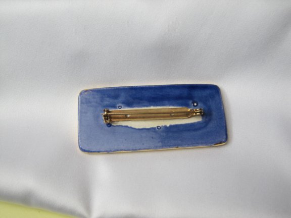 Broche porselein blauw paars oranje tinten met verguld randje 5.9x2.7 cm. - Afbeelding 3
